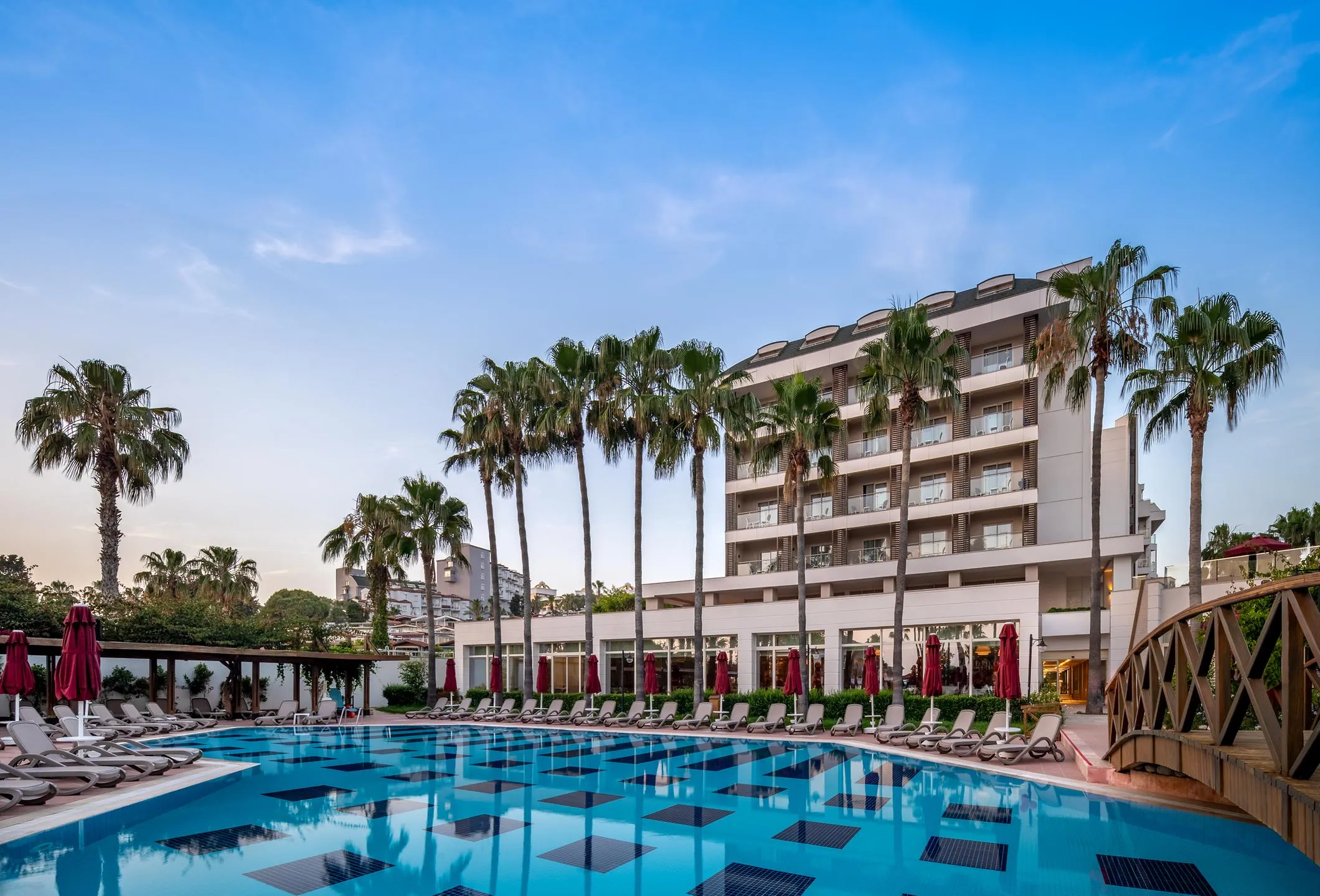 TRENDY PALM BEACH SIDE